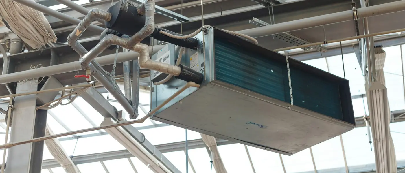 Appareil de chauffage suspendu sous une toiture