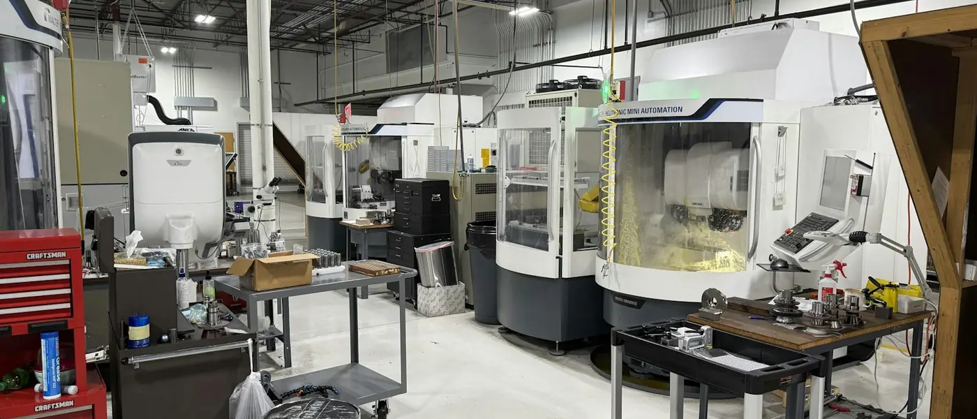 Atelier industriel avec machines-outils