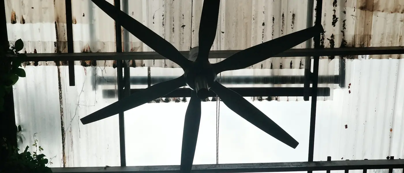 Grand ventilateur de plafond sous une verrière