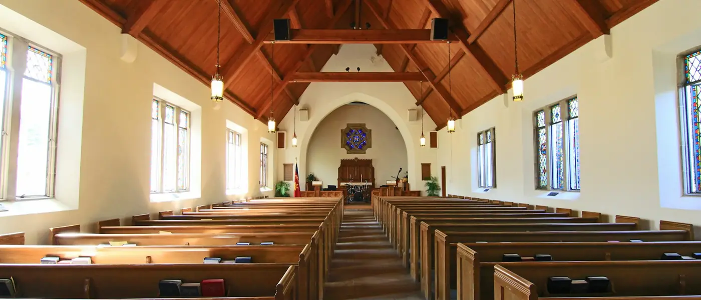 Nef d'une église sous une charpente en bois