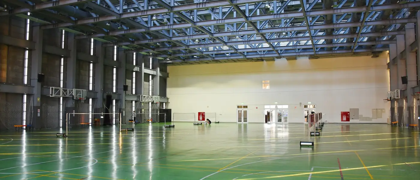 Gymnase de grande hauteur sous charpente métallique