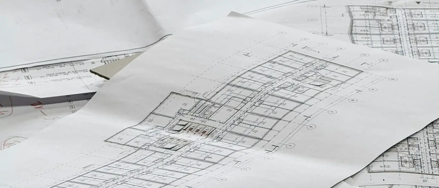 Plans techniques étalés sur une table