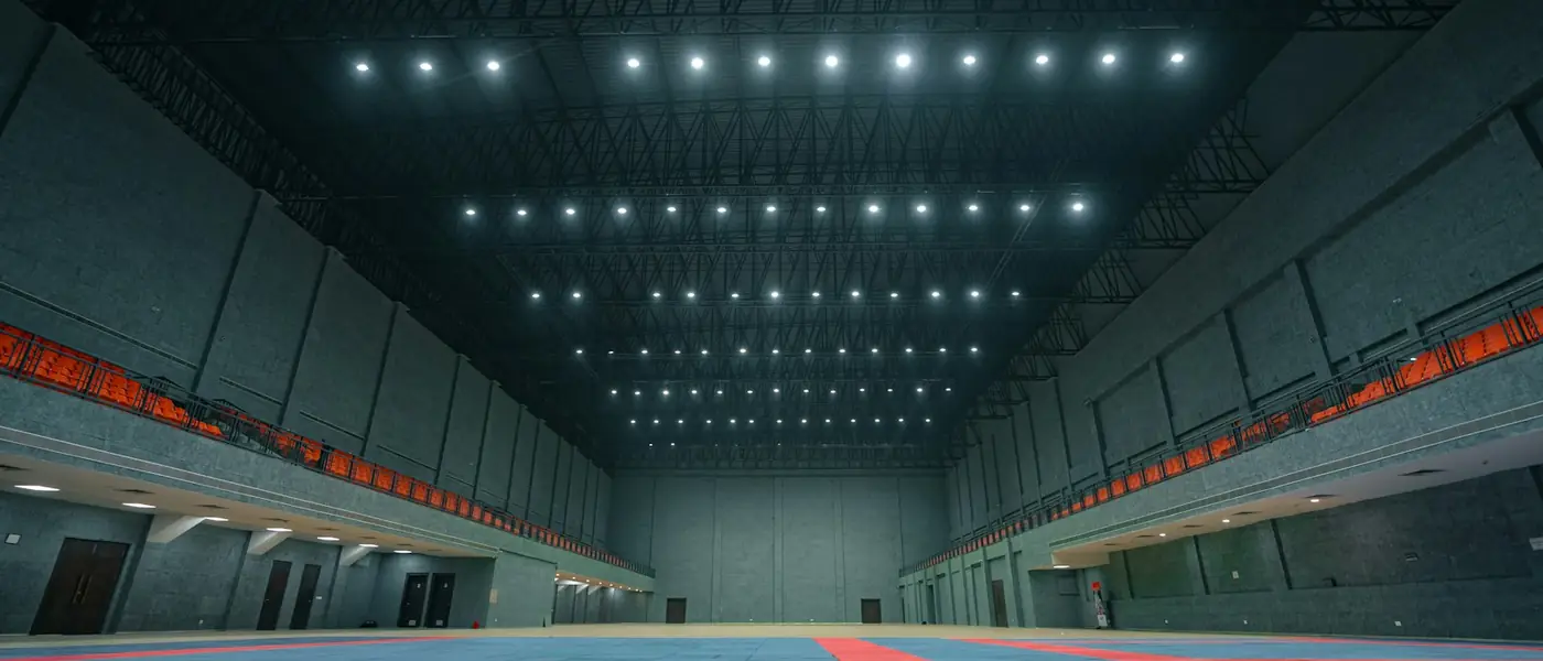 Grande salle de sport sous un plafond de grande hauteur