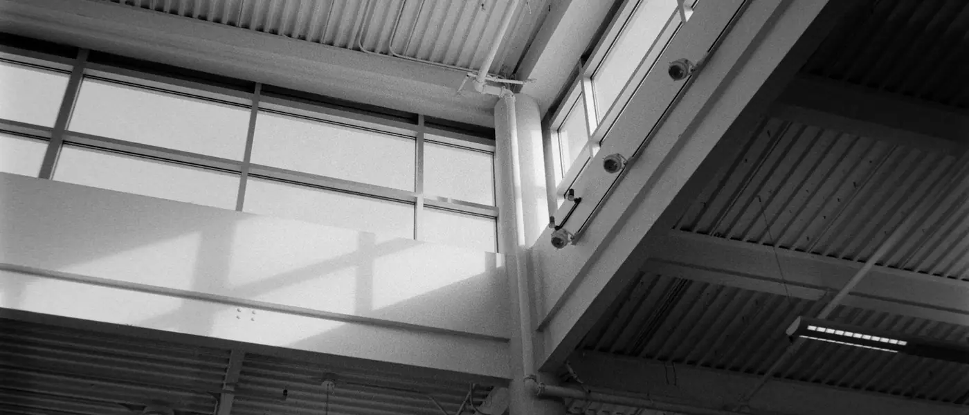 Intérieur d'un bâtiment de grande hauteur sous toiture métallique
